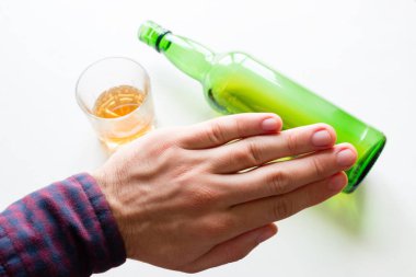 Erkek alkolik alkol reddediyor