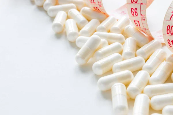 Meten Van Tape Pillen Met Kopie Ruimte Witte Achtergrond — Stockfoto