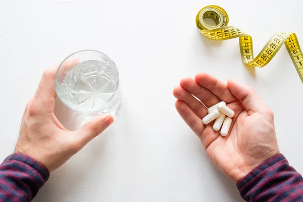 Man Håller Tabletten Handen Och Drycker Vatten — Stockfoto