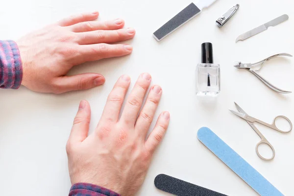 Uomo Con Unghie Non Ben Curate Nel Salone Manicure — Foto Stock