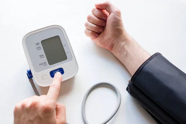 Mann Misst Seinen Blutdruck Mit Tonometer — Stockfoto