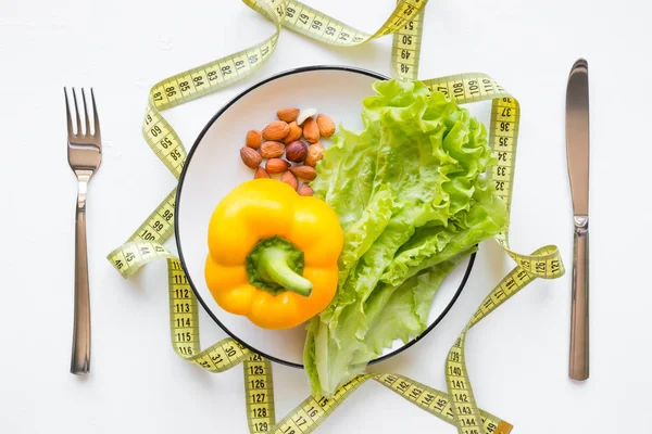 Prato Com Alimentos Saudáveis Uma Dieta Conceito Fita Métrica — Fotografia de Stock