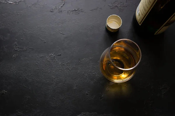 Una Bottiglia Bicchiere Whisky Fondo Nero Con Spazio Testo — Foto Stock