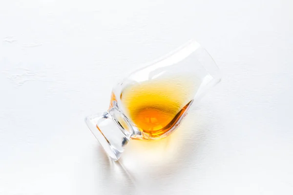 Bicchiere Whisky Sfondo Bianco — Foto Stock