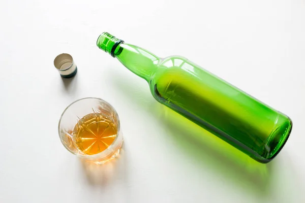 Leere Flasche Und Ein Glas Mit Alkoholkonzept Alkoholismus — Stockfoto