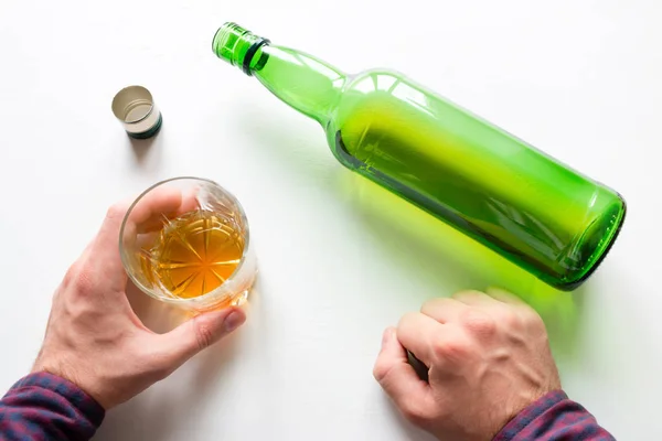 Алкогольна Порожня Пляшка Білому Фоні Концепція Зупинки Алкоголізму — стокове фото