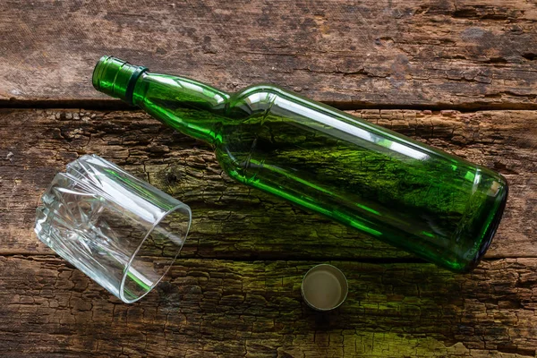 Botella Vacía Vidrio Sobre Concepto Fondo Madera Alcoholismo — Foto de Stock