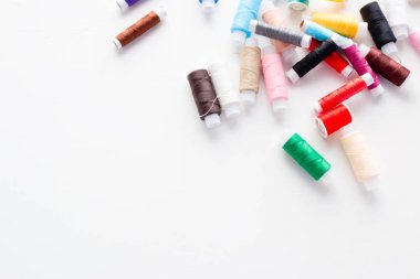 metin için yer ile beyaz bir arka plan üzerinde renkli iplik