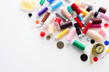 Metin için yer beyaz zemin üzerine dikiş aksesuarları