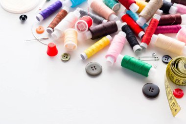 Metin closeup için yer beyaz zemin üzerine dikiş aksesuarları