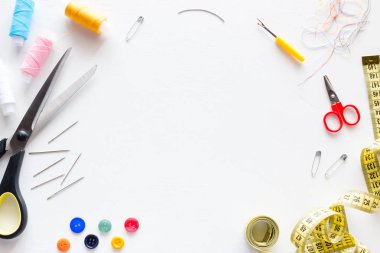 Beyaz arka plan mockup dikiş malzemeleri