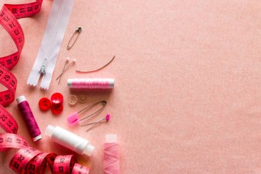 Metin için yer pembe bir zemin üzerine dikiş aksesuarları