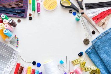 Dikiş aksesuarları çerçeve beyaz arka plan üzerinde metin için