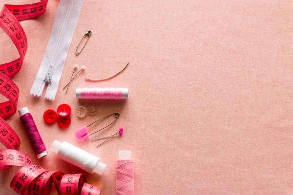 Naai Accessoires Een Roze Achtergrond Met Ruimte Voor Tekst — Stockfoto