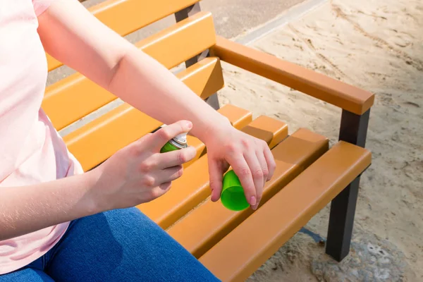 Chica Parque Banco Utiliza Aerosol Contra Los Mosquitos — Foto de Stock