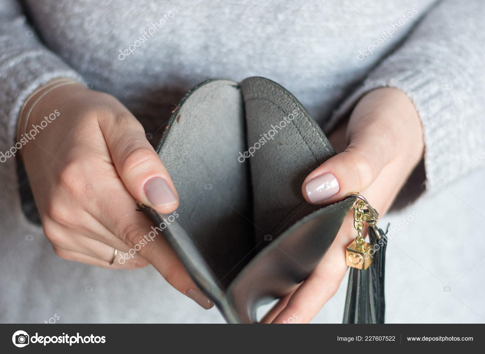 525 Woman Empty Purse Stock Photos, High-Res Pictures, and Images - Getty  Images