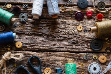 Vintage dikiş aksesuarları çerçeve ahşap arka plan üzerinde metin için yer ile