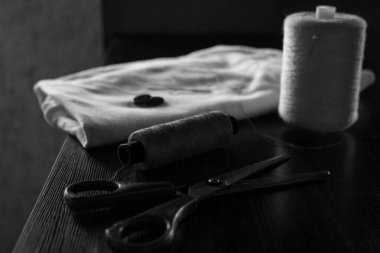 ahşap arka plan iş parçacığı ve makas yakın çekim