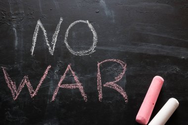 yazıt hiçbir savaş ve boya kalemi siyah bir zemin üzerine