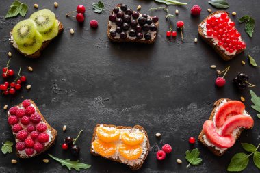 Ev yapımı sandviçle meyveler ve meyve mockup çerçevesinde