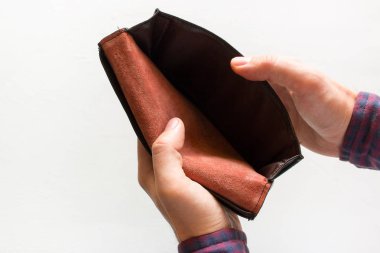 adam m-cüzdan açar ve para yok