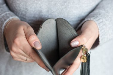 kız boş bir çanta para olmadan gösterir