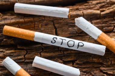 bir sigara ve kırık sigara kelime durak. durdurmak sigara kavramı