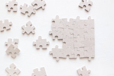 Beyaz arka plan yakın çekim bulmaca ayrıntılarını