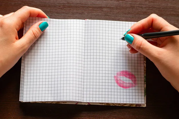 Girl Writing Note Kiss World Kiss Day — Stock Photo, Image