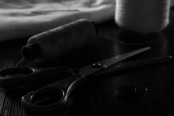剪刀和缝纫配件特写镜头上的木制背景 — 图库照片
