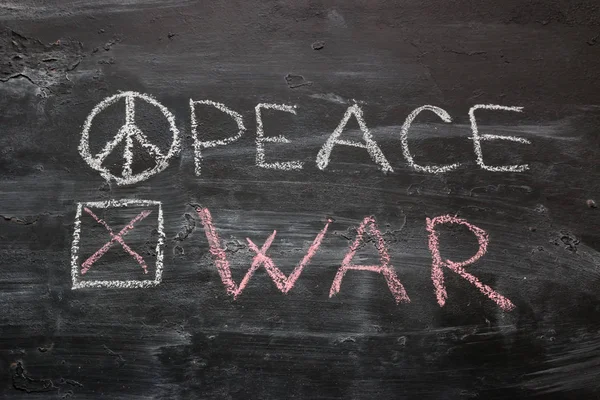 Inschrift Frieden Und Krieg Auf Schwarzem Hintergrund Konzept Kein Krieg — Stockfoto