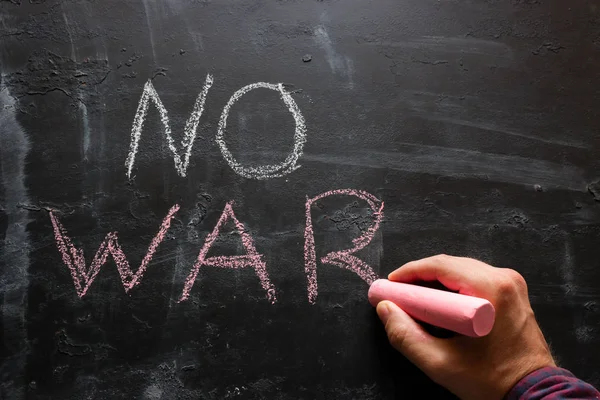 adam savaş bir siyah arka plan üzerine yazar.