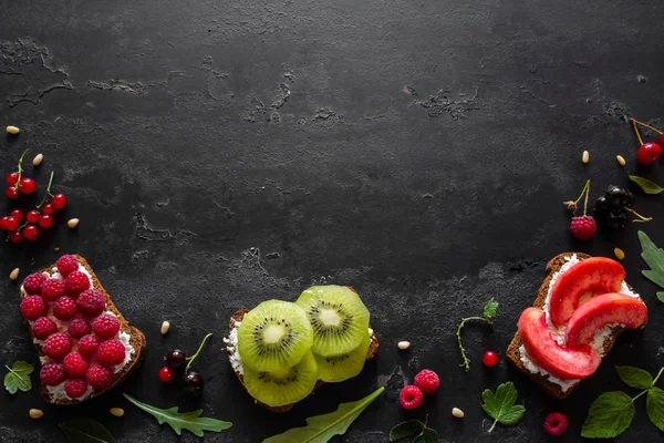 sandviç ile meyve ve orman meyveleri metin için yer siyah bir zemin üzerine