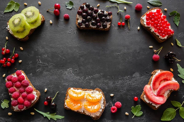 Ev yapımı sandviçle meyveler ve meyve mockup çerçevesinde