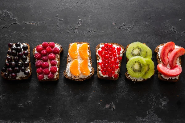 meyve ve orman meyveleri siyah bir arka plan ile sandviç