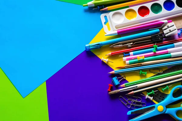 Ileti Örneği Okul Için Bir Renk Arka Plan Yakın Çekim — Stok fotoğraf