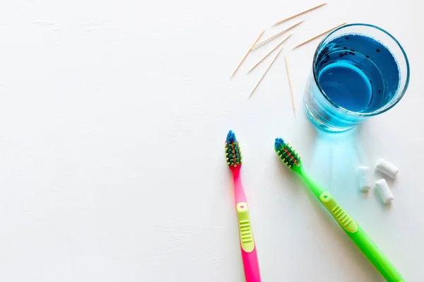 Tandenborstels Spoelen Kauwgom Tandenstokers Witte Achtergrond Met Plaats Voor Tekst — Stockfoto