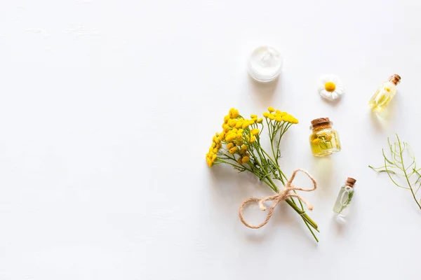 Huisgemaakte Natuurlijke Cosmetica Een Witte Achtergrond Met Ruimte Voor Tekst — Stockfoto