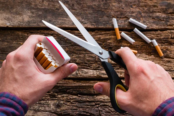 Palacz Rzucić Palenie Nożyce Cięcia Papierosów — Zdjęcie stockowe