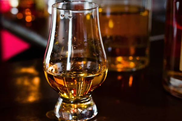 酒吧特写镜头上的一杯威士忌 — 图库照片