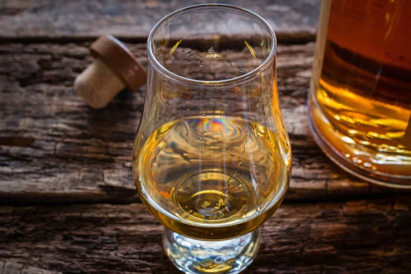 格伦凯恩威士忌玻璃与单一麦芽威士忌关闭 — 图库照片