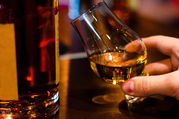 Homem Degustação Whisky Malte Único Vidro Uísque Glencairn — Fotografia de Stock