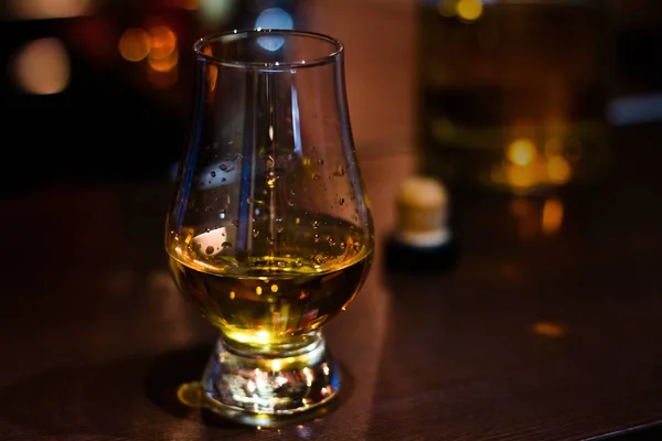 格伦凯恩威士忌玻璃与单一麦芽威士忌与文本的空间 — 图库照片