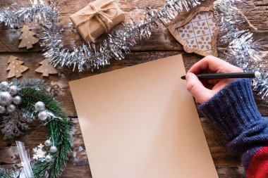 Bir dilek listesi Noel dekorasyonları ahşap bir zemin üzerine mektubu