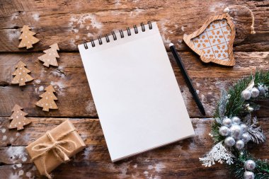 defter ahşap arka plan üzerinde Noel mektubu için boş sayfa