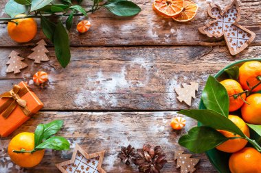 mandalina ve yılbaşı ağacı süsleri metni için bir yer ahşap bir zemin üzerine.