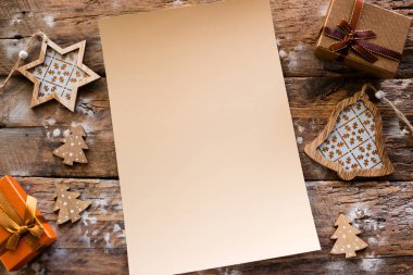 ahşap arka plan üzerinde boş Noel mektubu