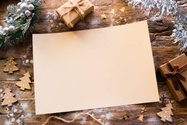 süsler ve ahşap arka plan üzerinde hediyeler ile boş Noel mektubu