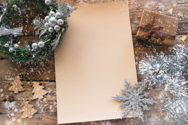 Noel mektubu bokeh ahşap zemin üzerine boş ve mockup kar