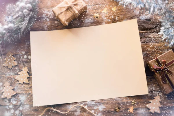 Pusty List Boże Narodzenie Ozdoby Prezenty Tle Drewnianych Bokeh Śnieg — Zdjęcie stockowe